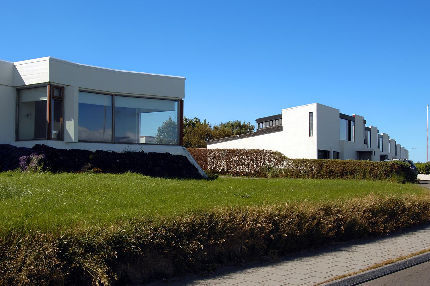   Maisons en Islande, 1965-1969  En bord de mer sur la presque-île de Reykjavik, un groupe de maisons particulières. 