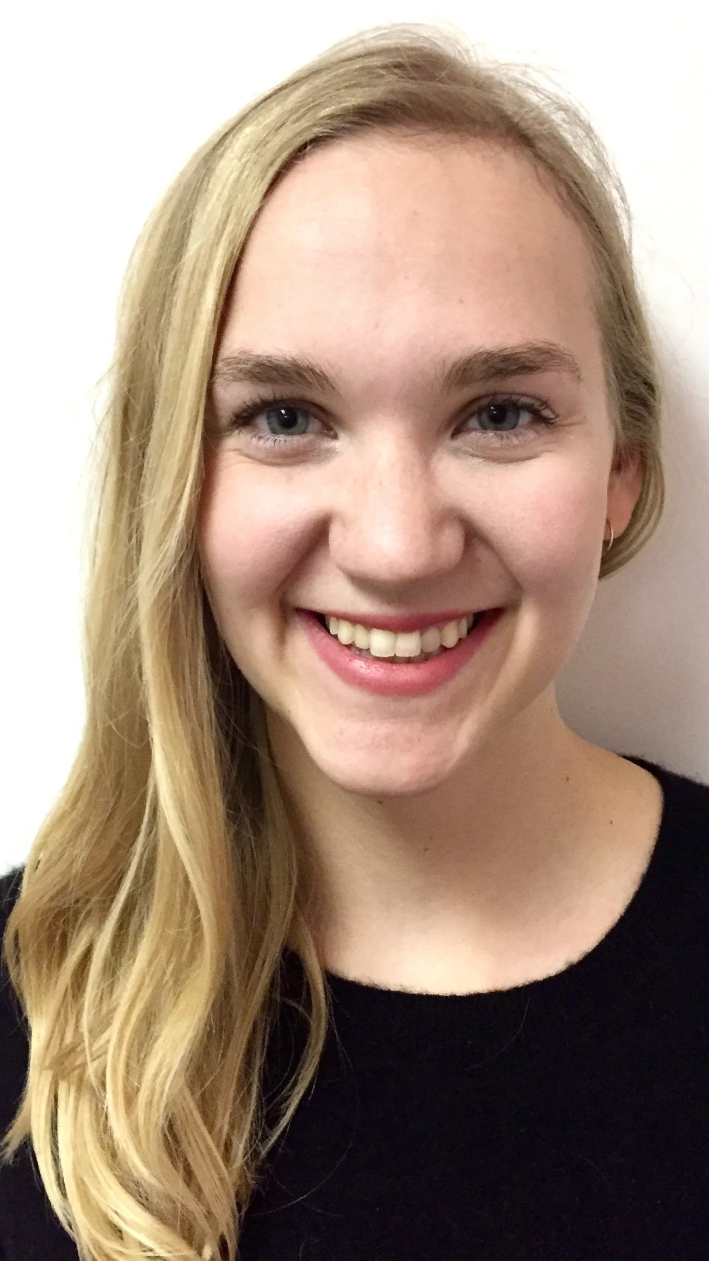 Sarah Ens est une écrivaine et rédactrice vivante à Winnipeg, Manitoba. Elle s'est diplomée du programme de création litéraire a l'université de la Colombie-Britannique. Ses œuvres ont été publièes dans de nombreuse revues littéraires dont Prairie Fire, Poetry Is Dead et Arc Poetry Magazine. Son chat écrit abondamment des haïkus sur Instagram (@balto_thesleddog).