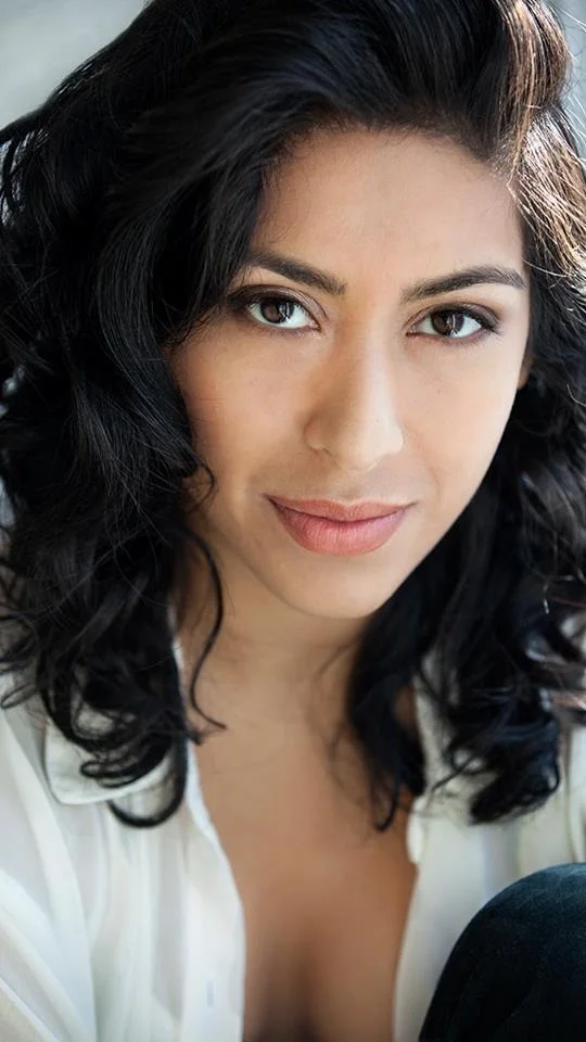 Originaire de Toronto, Michelle Rambharose est une créatrice et interprète multidisciplinaire guyanaise-canadienne, basée à Montréal. Depuis qu’elle a obtenu son baccalauréat ès Beaux-arts en Interprétation théâtrale à l’université Concordia, elle crée des performances théâtrales qui examinent des thèmes féministes. Durant la dernière année, elle a participé à la tournée en établissements scolaires 2Play de Geordie Productions, qui a présenté des pièces de théâtre dans des écoles primaires et secondaires de l’est du Canada. Tout récemment, elle a produit à nouveau Instant pour le Young People’s Theatre de Toronto. Elle va co-créer et mettre en scène une production originale intitulée Maskuline en août 2018.