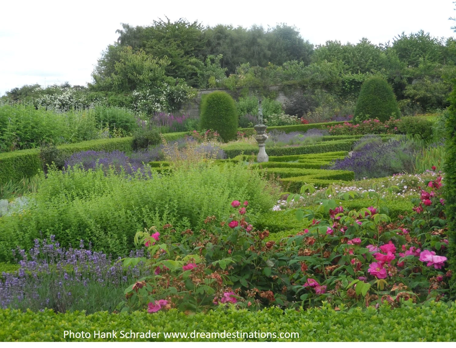 Garden 1 Cawdor Castle.jpg
