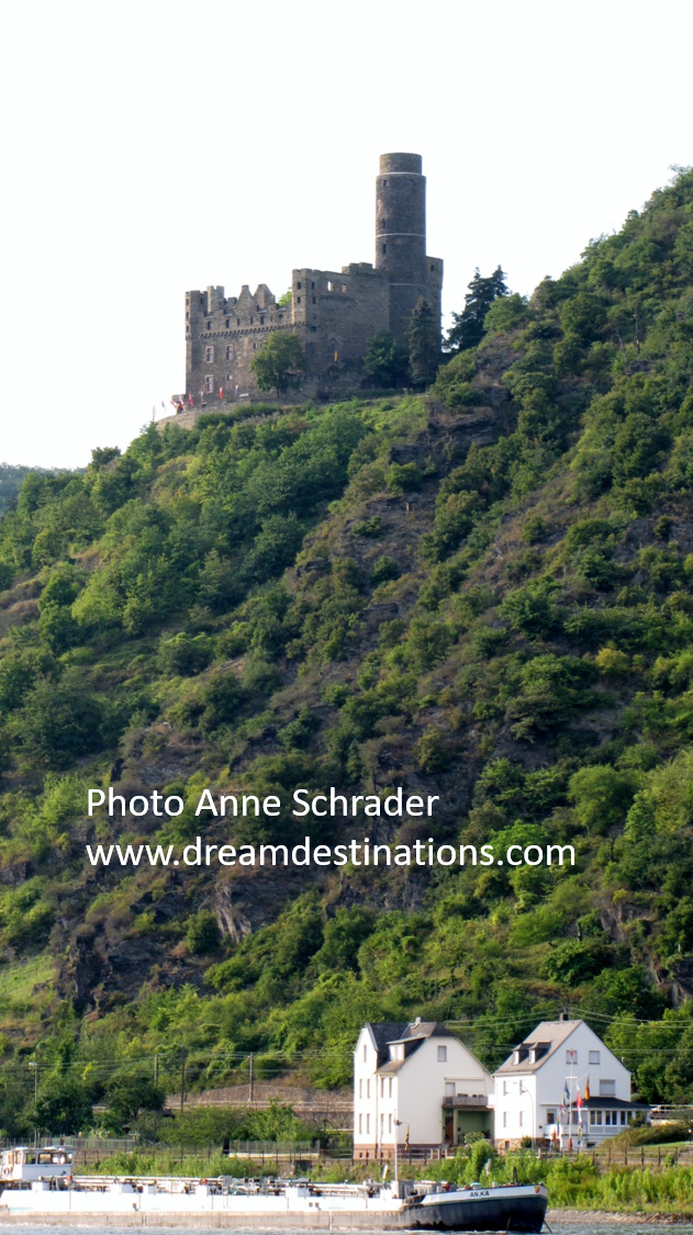 Burg Maus high on the hillside