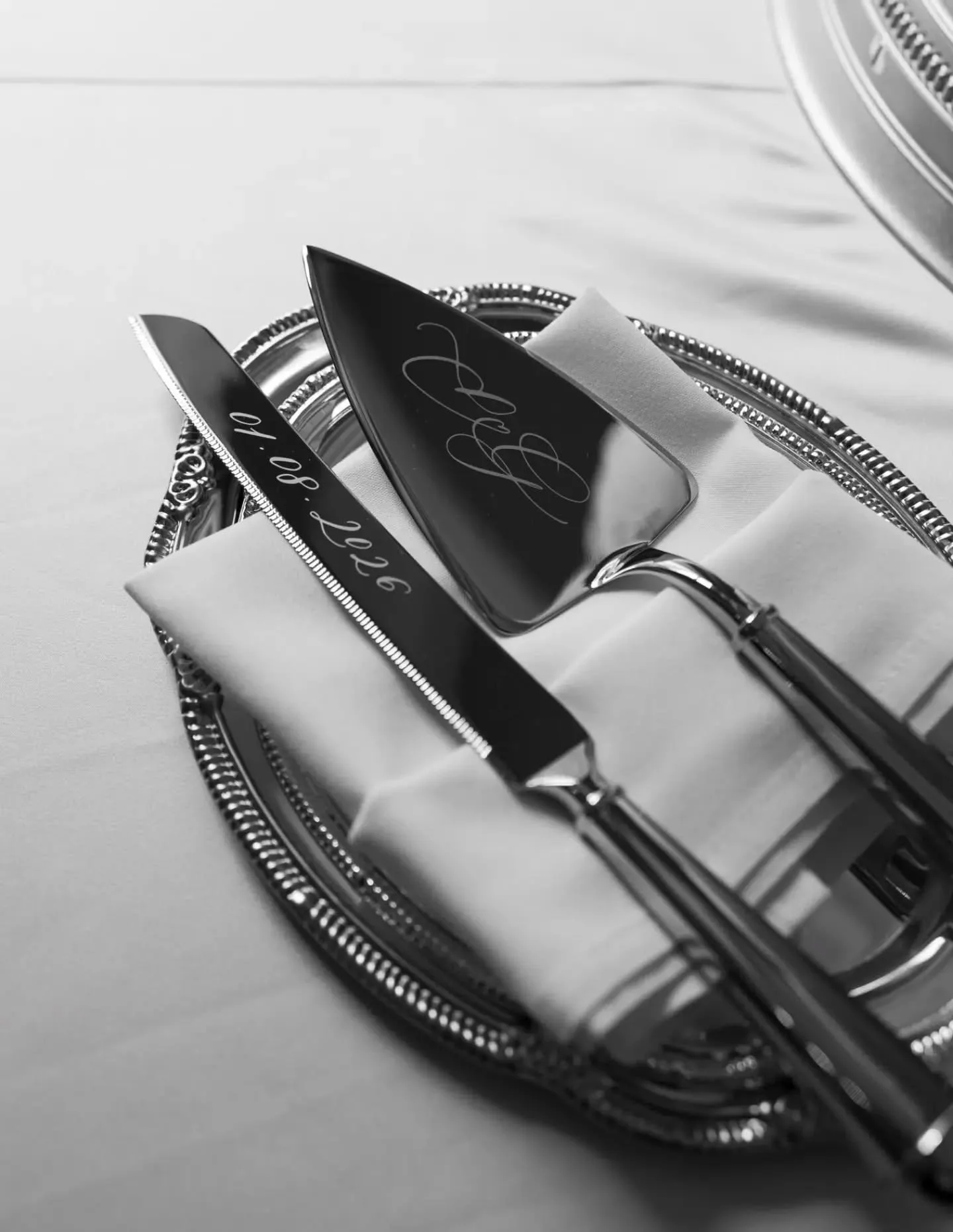 Custom calligraphy details for Gloria &amp; Eoghan. 🤍 I love seeing them used on their wedding cake and cutting set. 🤍

Photography @jaynelindsayphotography 
Cake @luciascakes1