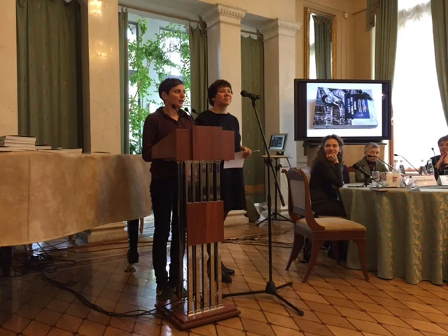 Susanne Beer makes a presentation about the design of the book.