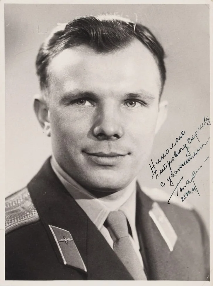 GAGARINGSIGNEDLARGEPHOTO.jpg