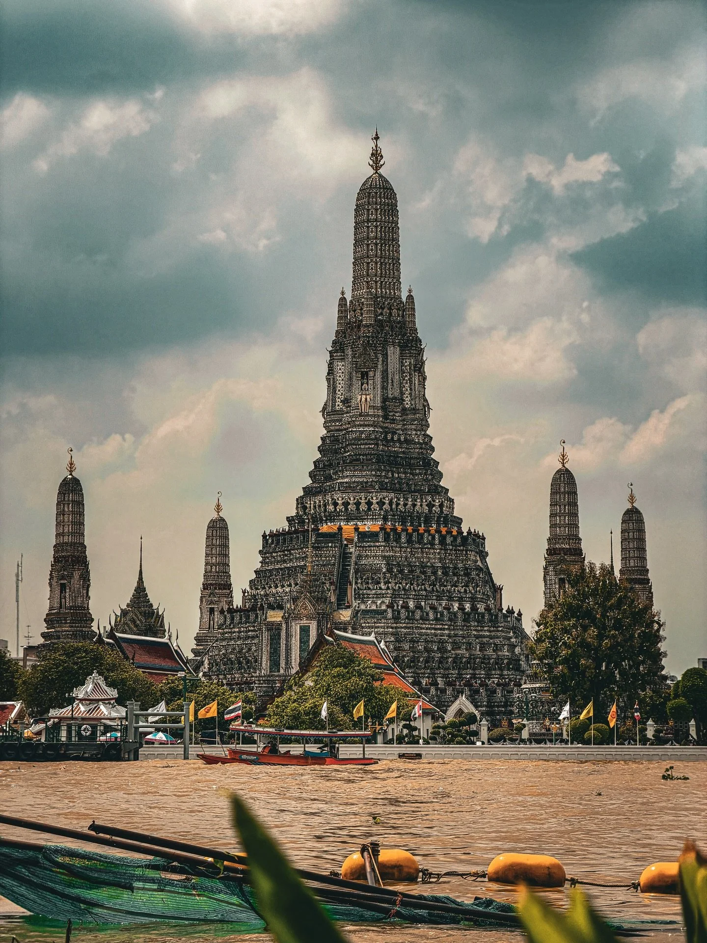 Thailand dump 🇹🇭 Lovely stuff, incredomalls, shiny statues, give me all the milk tea, so many 7-elevenses, prophetic hat dot jpg