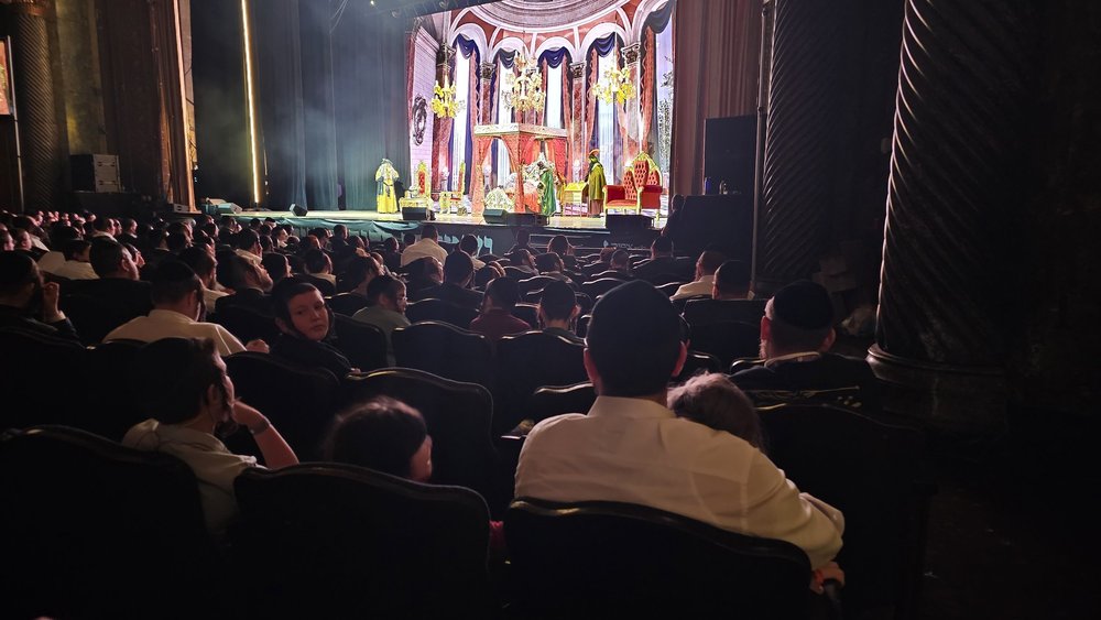 A full house watching Ezra on stage