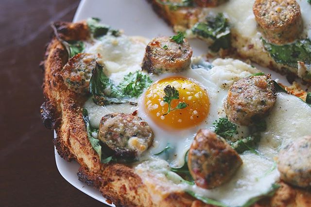 Breakfast flatbread pizza 😋😋 testing out some new pizza/flatbread recipes. This #nutfree coconut based crust has some serious potential! Flatbread is topped with feta and spinach chicken sausage, spinach, fresh mozzarella, Parmesan and an egg! More