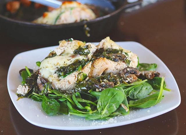 🌿 🍄 🍗 🧀 😋 Tonight&rsquo;s dinner was chicken breast stuffed with spinach, mushroom and mozzarella on a bed of spinach and mushrooms with olive oil, butter and garlic and Parmesan cheese over everything... obviously 😏 #chicken #greens #fatty #th