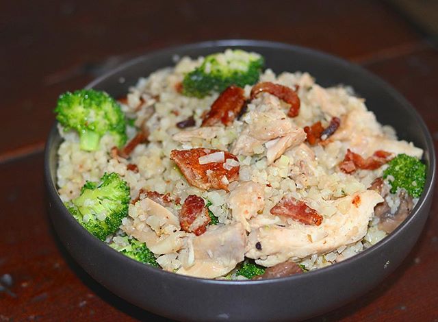 Quick and easy meal prep-able lunch... Chicken, bacon, broccoli and mushroom saut&eacute;ed in butter and garlic with cauliflower rice! ___________________
🥓🥓🥓🥓🥓🥓🥓🥓🥓🥓🥓🥓🥓🥓🥓🥓🥓 To avoid soggy cauliflower rice be sure to pre cook and rem