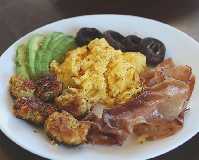 Rise and grind folks 💪🏼💪🏼 we&rsquo;ve got some scrambled eggs, saut&eacute;ed mushrooms, lightly cooked prosciutto,  cauli tots and of course the avocado 🥑 🍳 🍄 😋 #ketobreakfast #cauliflower  #thefatbody .
.
.
.
.
.
.
.
.
#keto #ketogenicdiet 