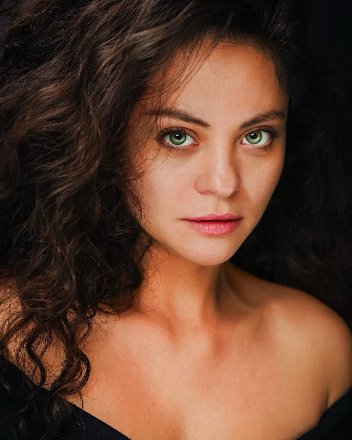 CASTING ✨Our eyes meet across the ballroom&hellip; your first thought?✨🎬

#Explore #FilmReady #DarkMuse #Miami

Professional Headshots by @lilyfreakuency