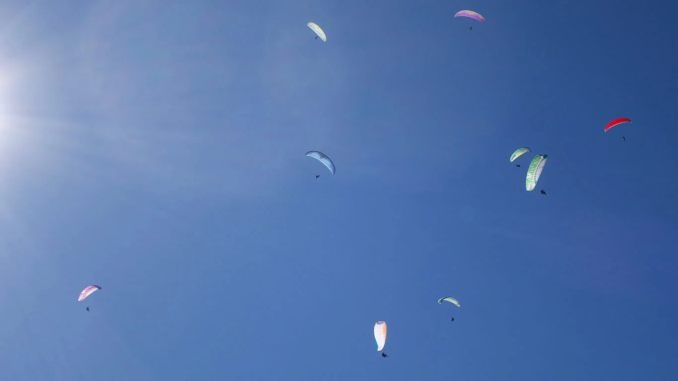 New-England-Paragliders-Converge-on-Valle-de-Bravo-Mexico-2017-blue-sky-gaggle.jpg