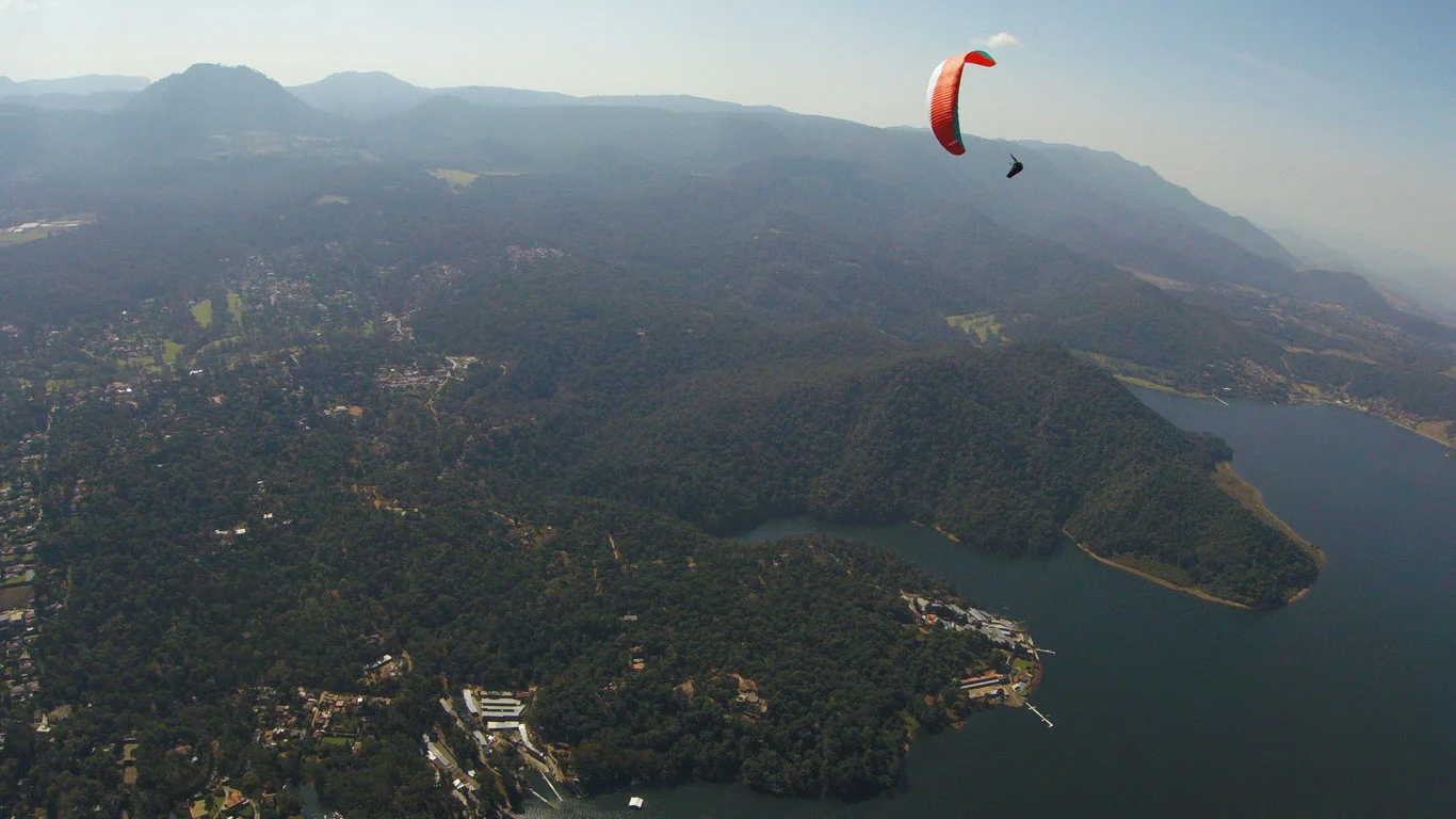 Calef "progressing" over the lake, Valle de Bravo, Mexico 2017