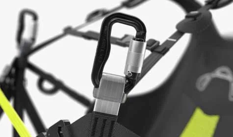 Edelrid FORAS carabiner For the first time for a PROGRESS the PROGRESS 3 has Edelrid FORAS carabiners and anti-twist carabiner securings. The 51 gram light paraglider carabiners have a breaking strain of 23 kN and were developed at the initiative and in coordination with ADVANCE, specially for narrow webbing up to 25 mm wide. What’s special? The FORAS opens to the side! This gives the Twistlock alu carabiner a wide opening space which makes it much easier to clip to paraglider risers.