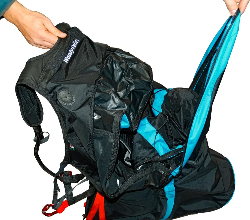 You can stow all of your items easily in the spacious rear pocket.