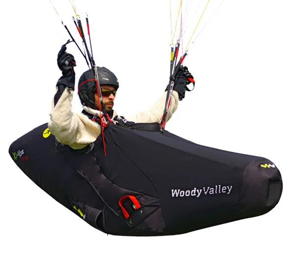 Shoulder-strap and chest-strap adjustment can be performed in flight.