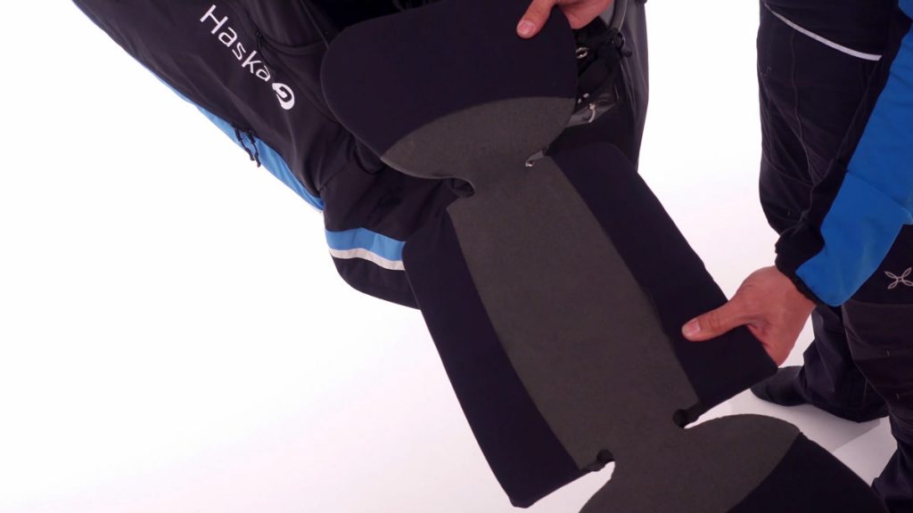 The single block side protection creates absolute continuity between the part underneath and the sides, enveloping the pelvis in a protective shell.
