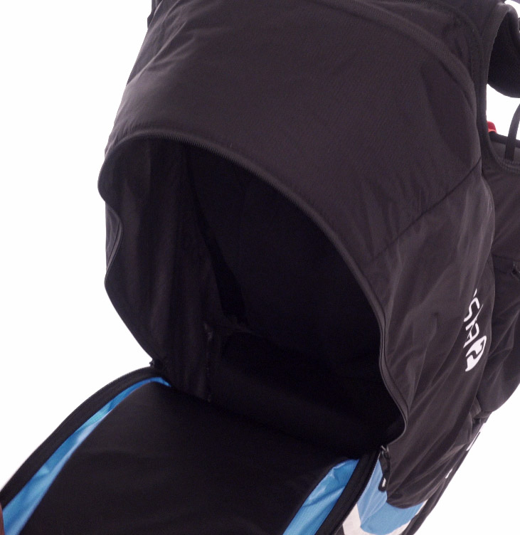 You can stow all of your items easily in the spacious rear pocket..