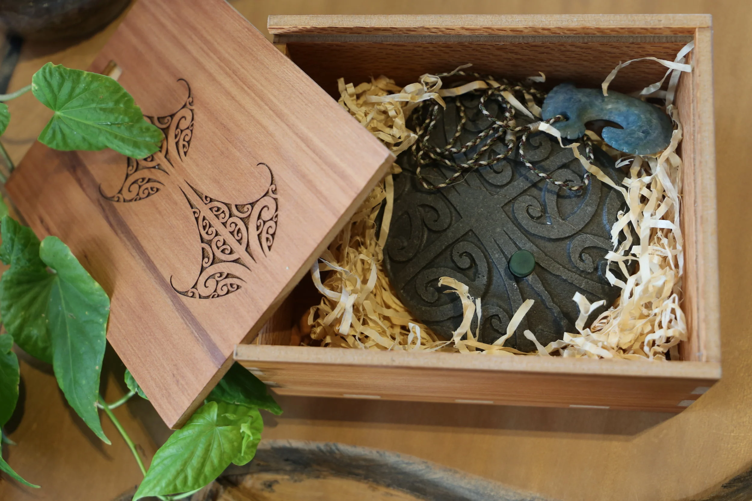 The Kahui Whetu presented to Dr Menzies.&nbsp; Photo credit: Mapihi Martin-Paul, Nga Aho.