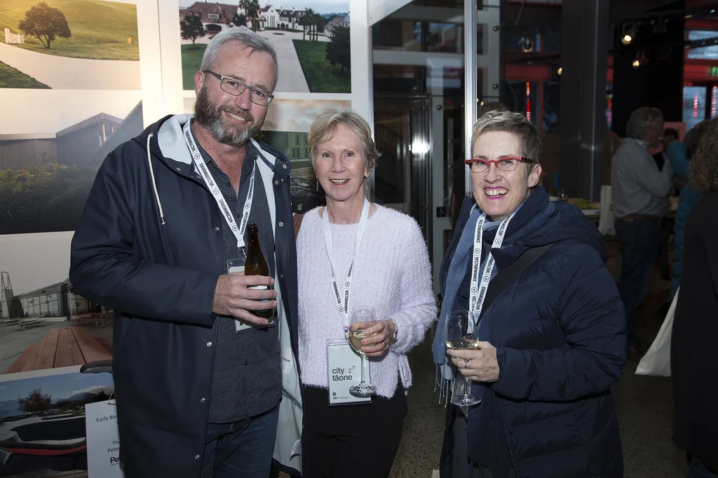 "Confidently doubting towards the future" 