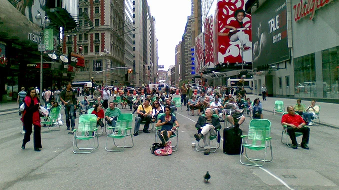 Times Square Lawn Chairs - 2009 - Image Credit | andresmh