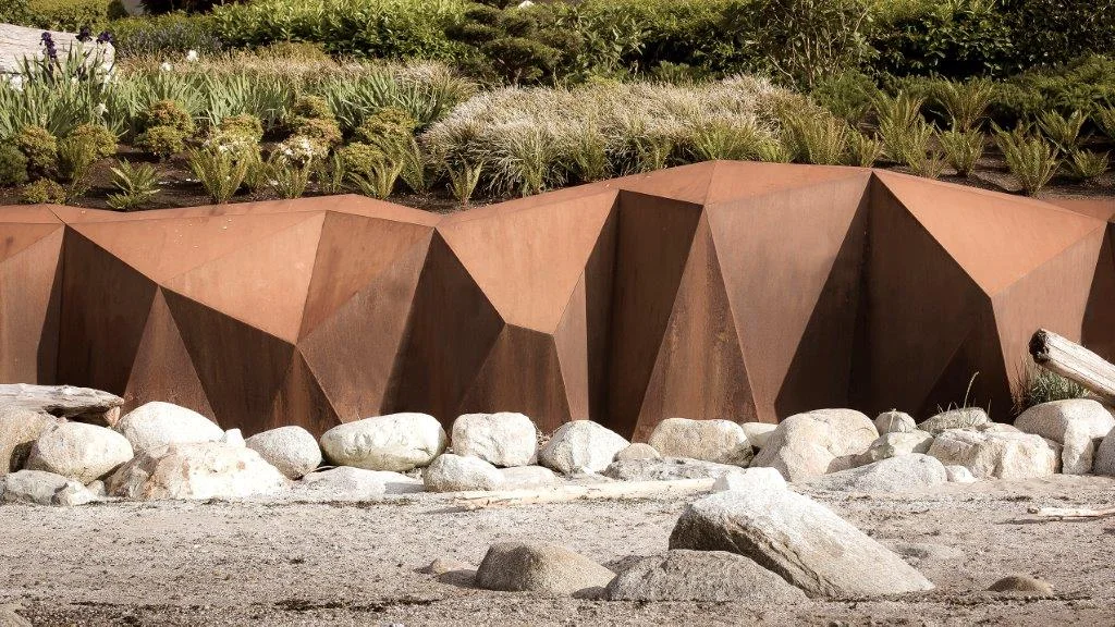 Seawall sculpture with protective purpose