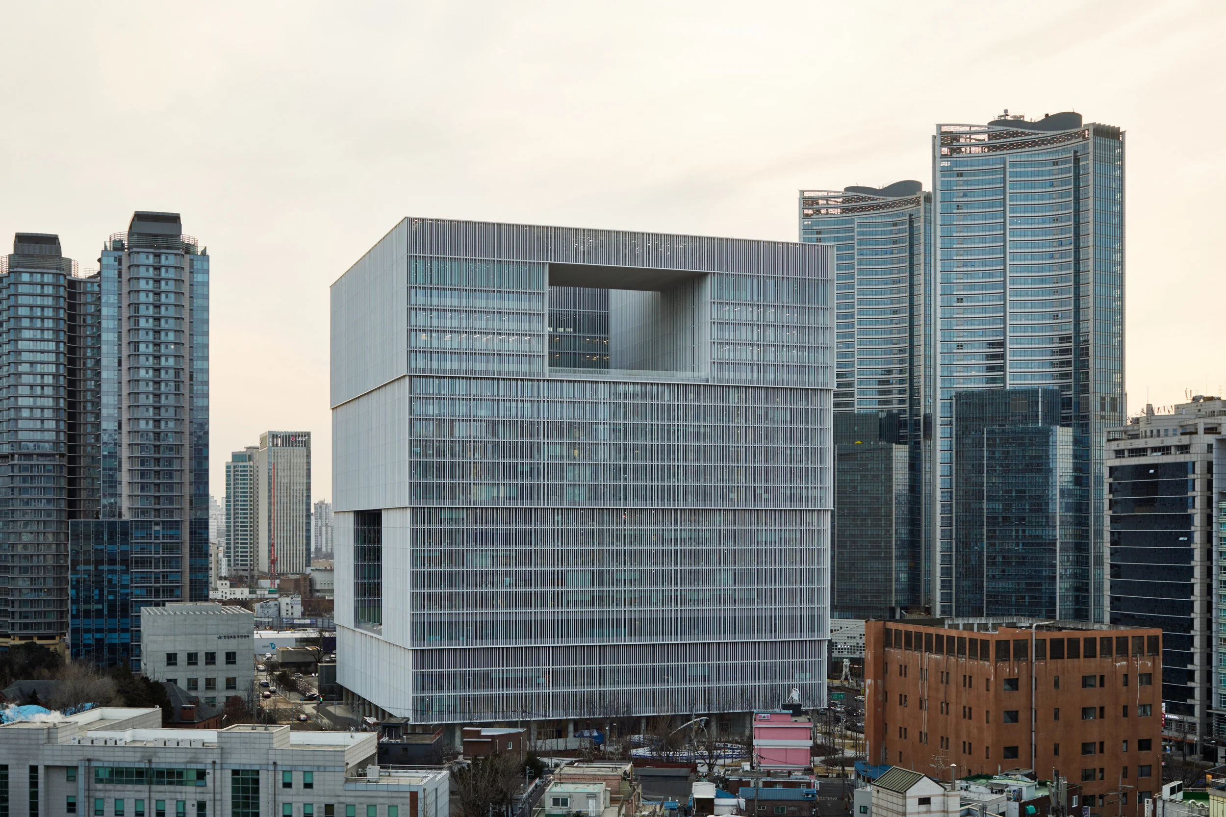 The building in its' urban context. Photo credit - Noshe.