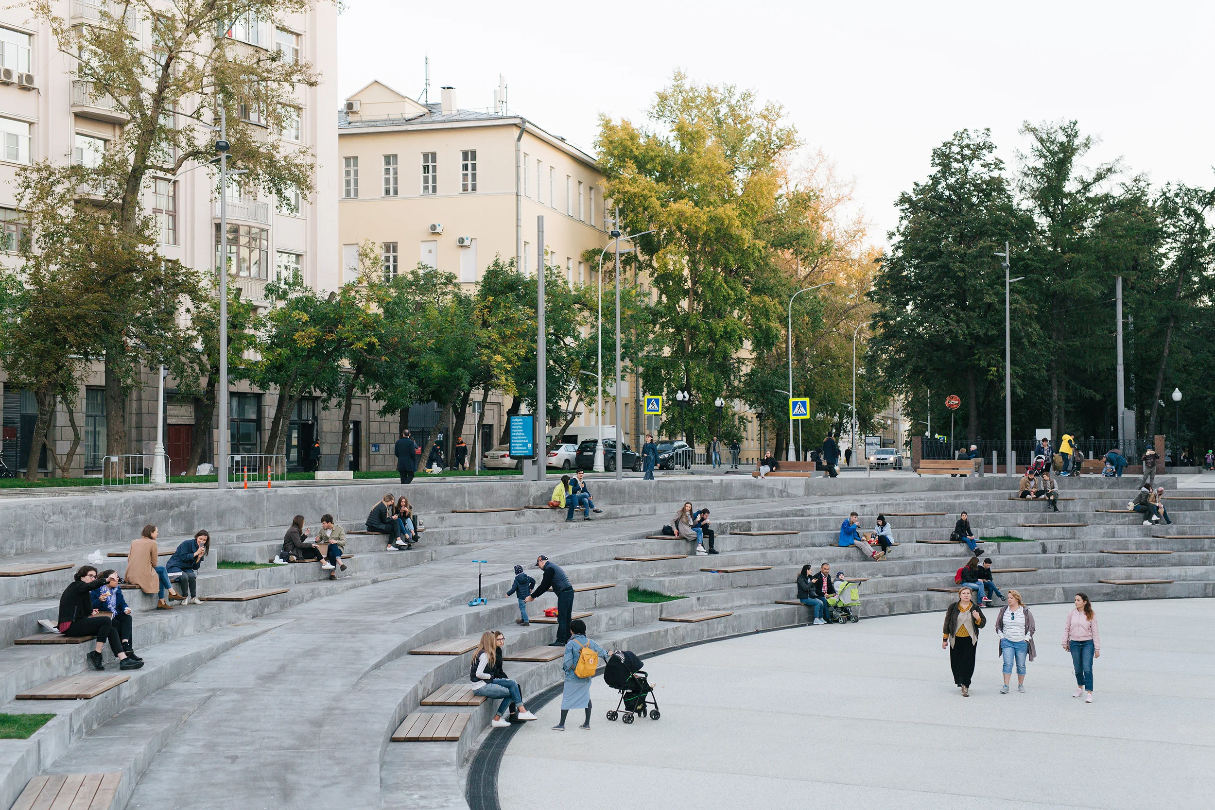 Djao-Rakitine have created a 3,853 m2 square surrounded by a curved amphitheatre.