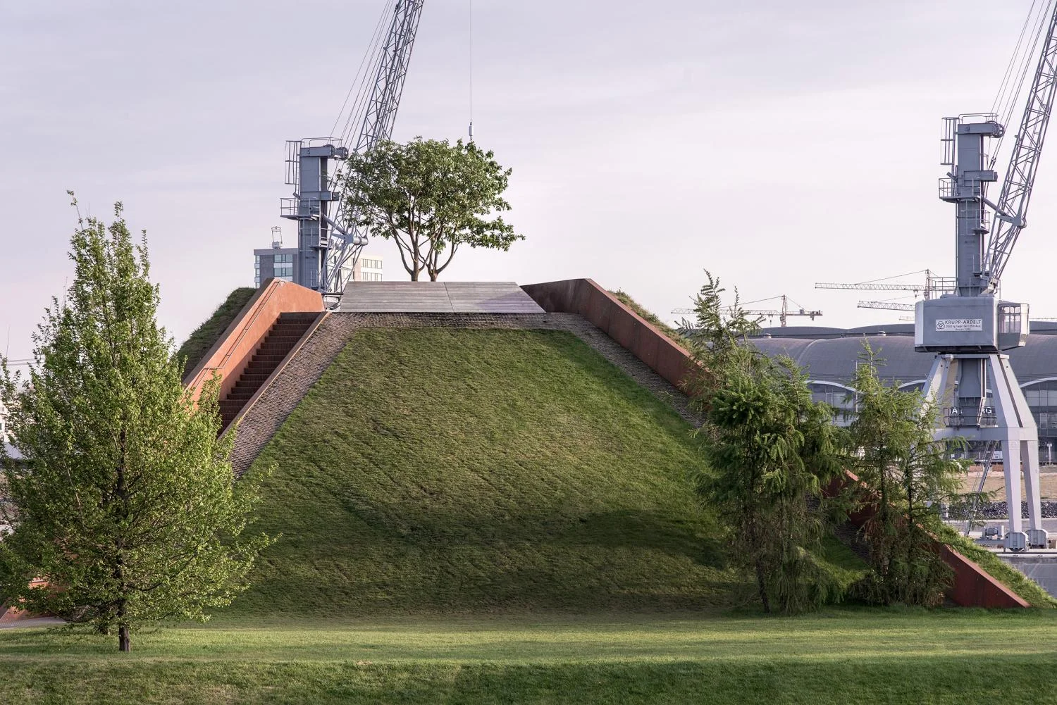 The eastern plateau helps users find different views of the city.