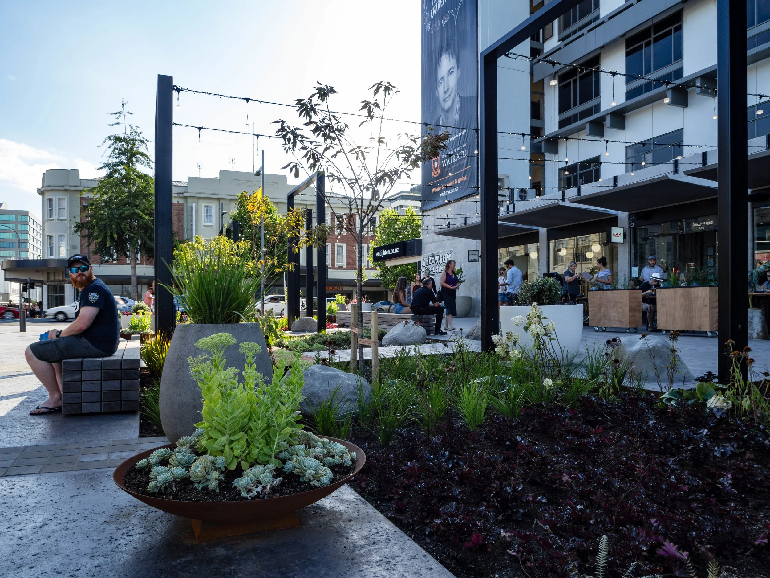 More than 9000 plants feature in the design of Victoria on the River, giving it a green and organic feel that blends in the natural landscapes of the Waikato River. Exotic planting has been used near the access point from Victoria Street.