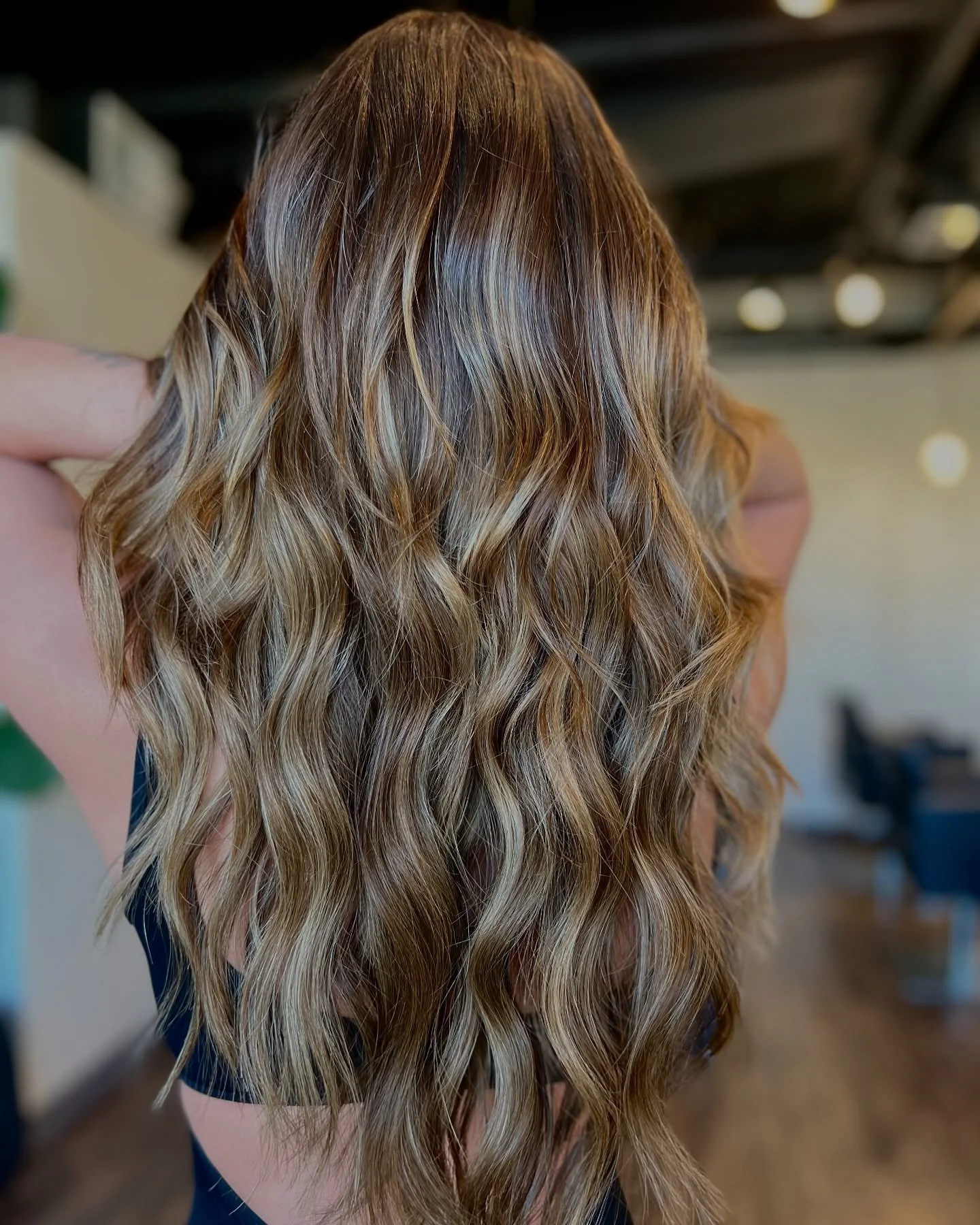 Stunning🤎22&rsquo; extensions by @hairby.grubb 
scroll to see the before! 
.
.
.
.
.
#winstonsalemhairstylist #winstonsalemsalons #jzstylesextensions