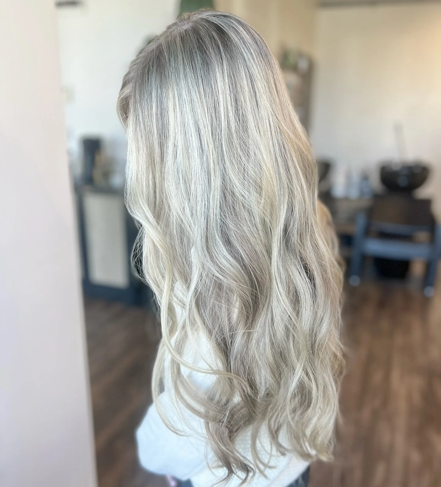 Full Highlight by: @hairby.grubb 
.
.
.
#winstonsalemhairstylist #winstonsalemsalons #fullbighlight #blondebombshell
