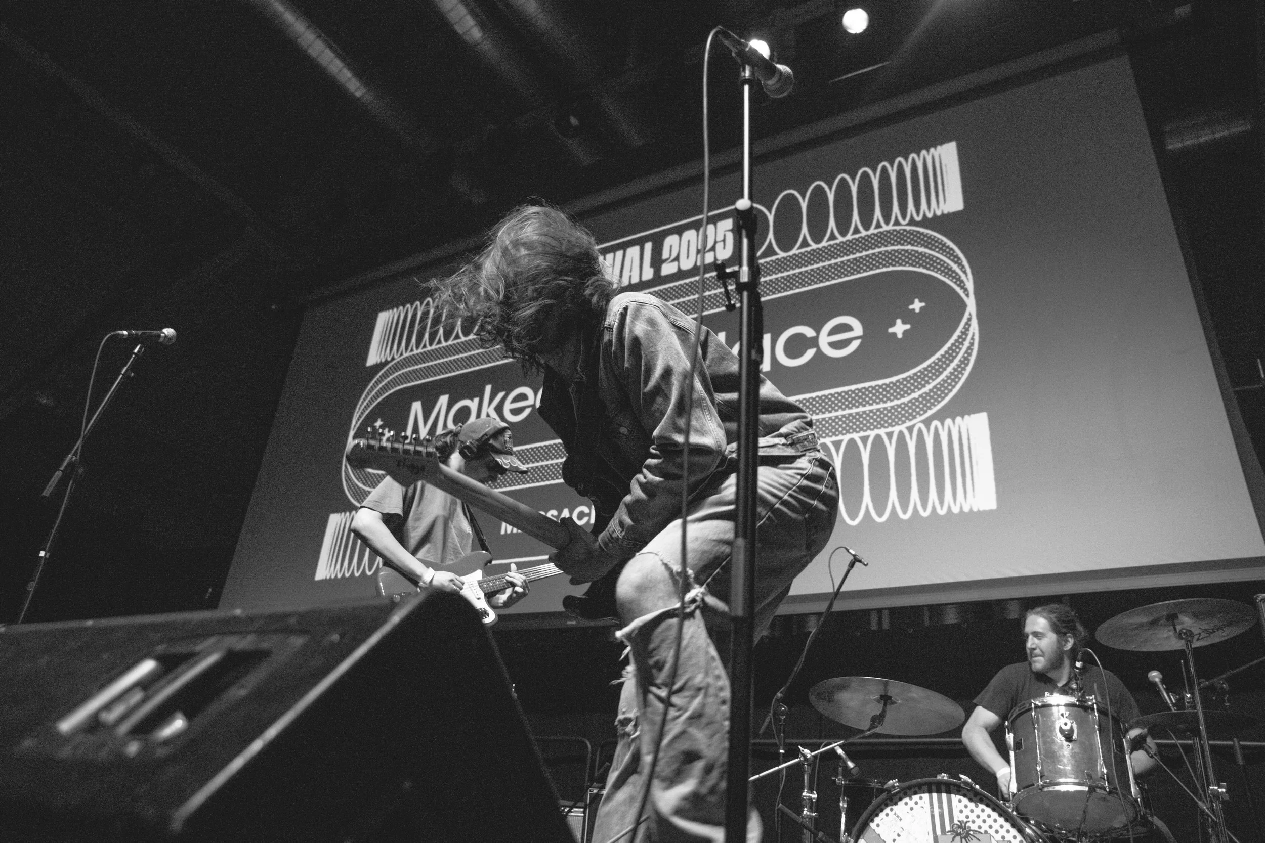 0925_fuzz_makeoutpalace_011.jpg