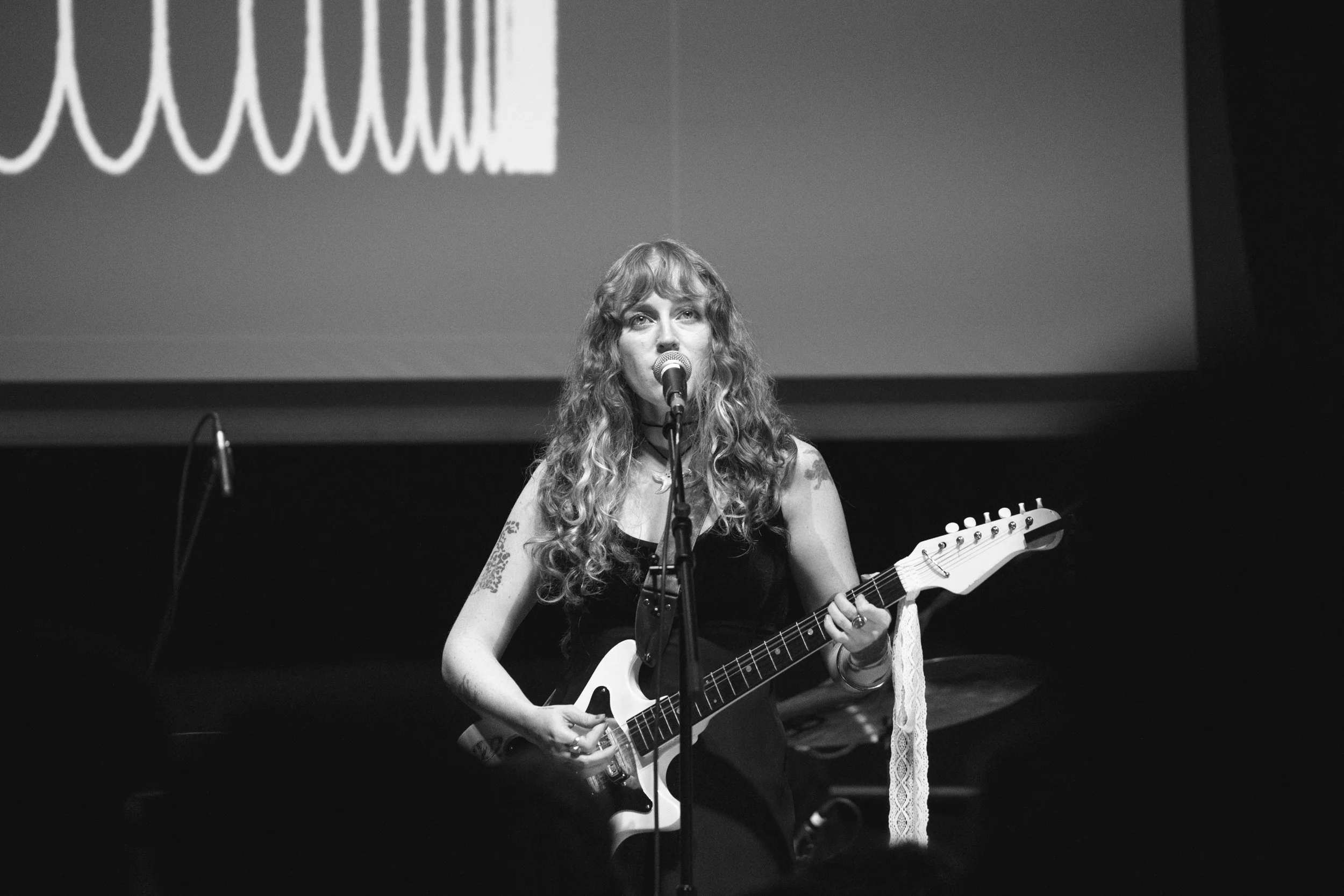 0925_fuzz_paperlady_002.jpg