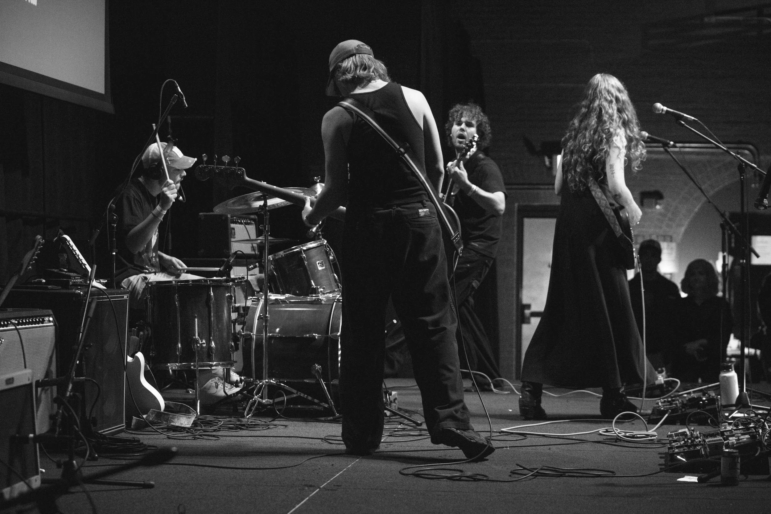 0925_fuzz_paperlady_005.jpg