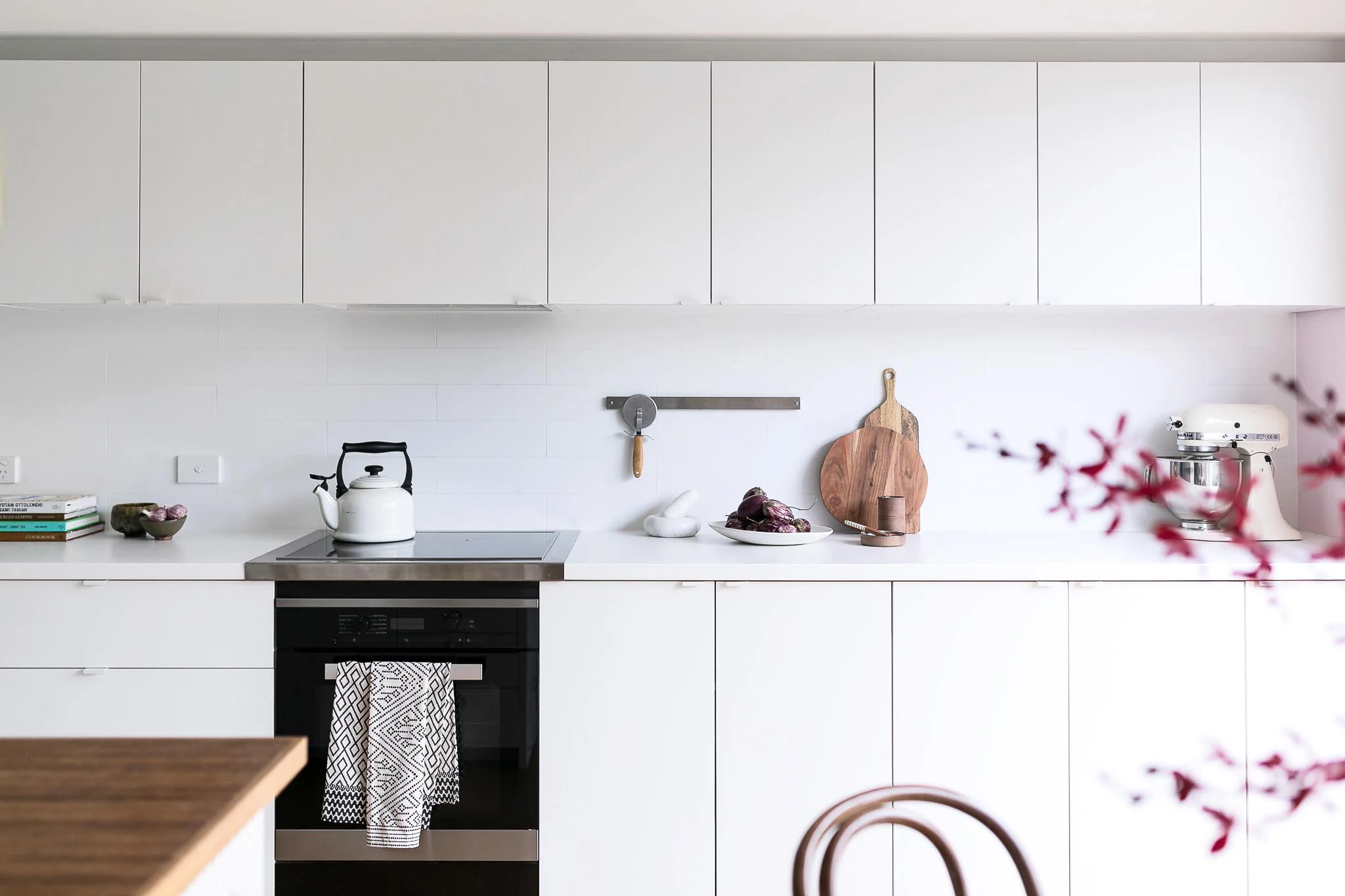 A shallow depth of field has separated the two planes of this image - inviting the eye to look past the foreground to the subject.