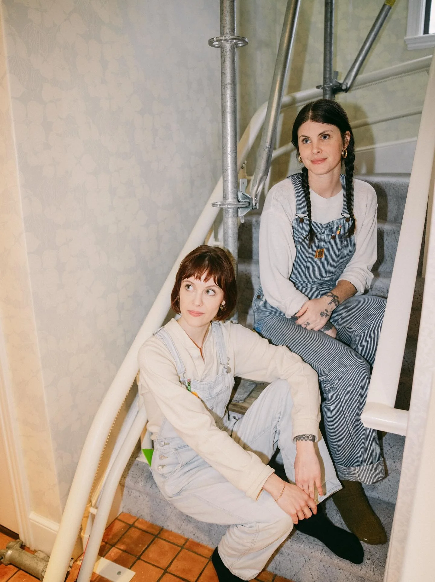 The most dynamic, daring and darling duo to ever install wallpaper in the history of wallpaper: @sierra.catherine + @tashinasparkles ✂️📜❤️‼️ 

Photos by @tyandchey_ from our Castle hallway installation of our Dogwood, Tourmaline wallpaper 📸