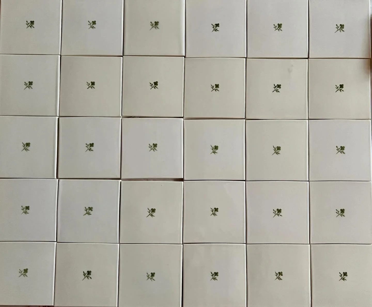 One of our favorite things is seeing how people apply our hand painted tile designs! We&rsquo;re completely over the moon for these beauties, for which @_notherworld_ used one of our corner designs as a center and ummmm we&rsquo;re obsessed!!! 🙌🙌🙌