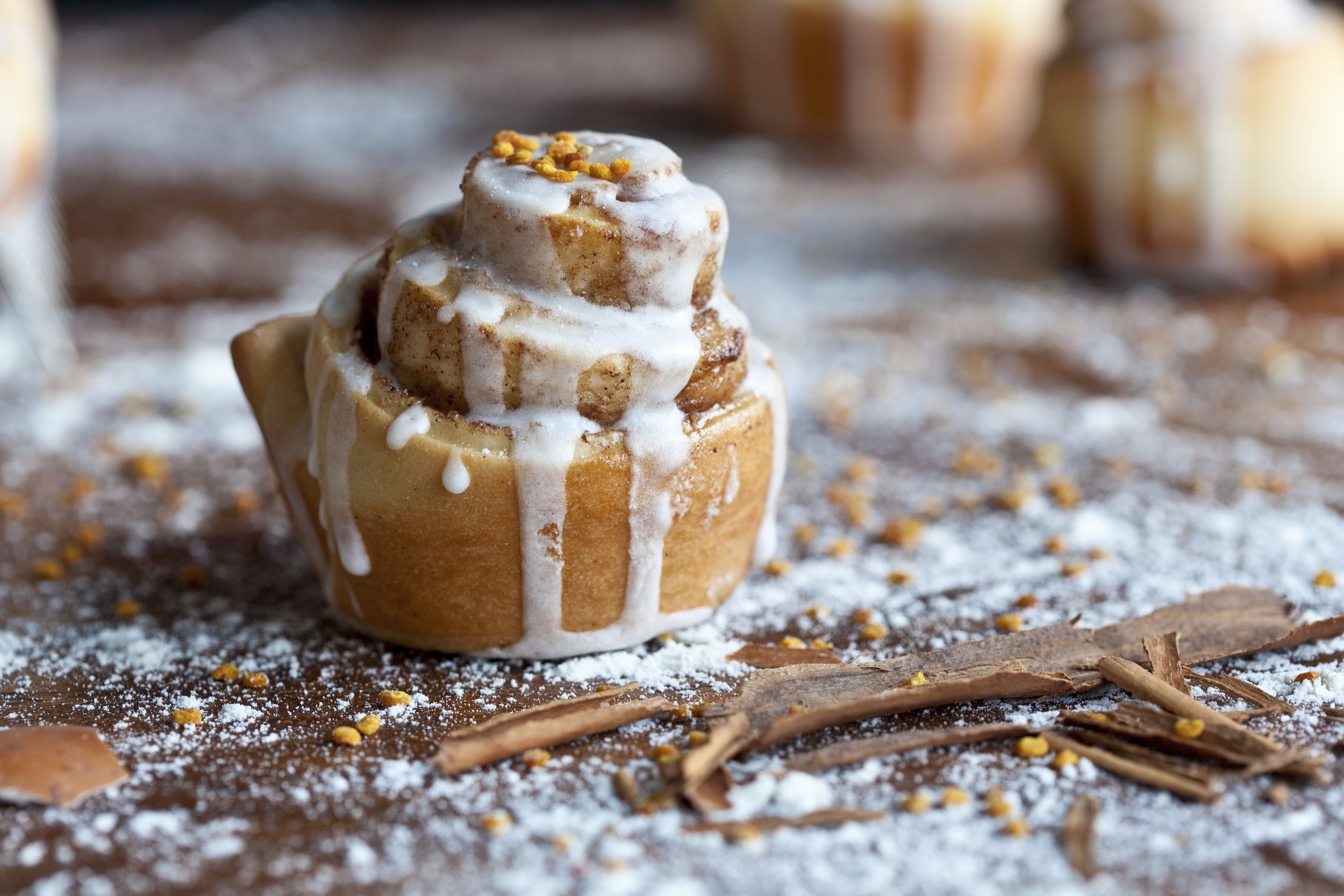 StockFood_11500994_HiRes_A_cinnamon_roll_with_icing_close_up.jpg