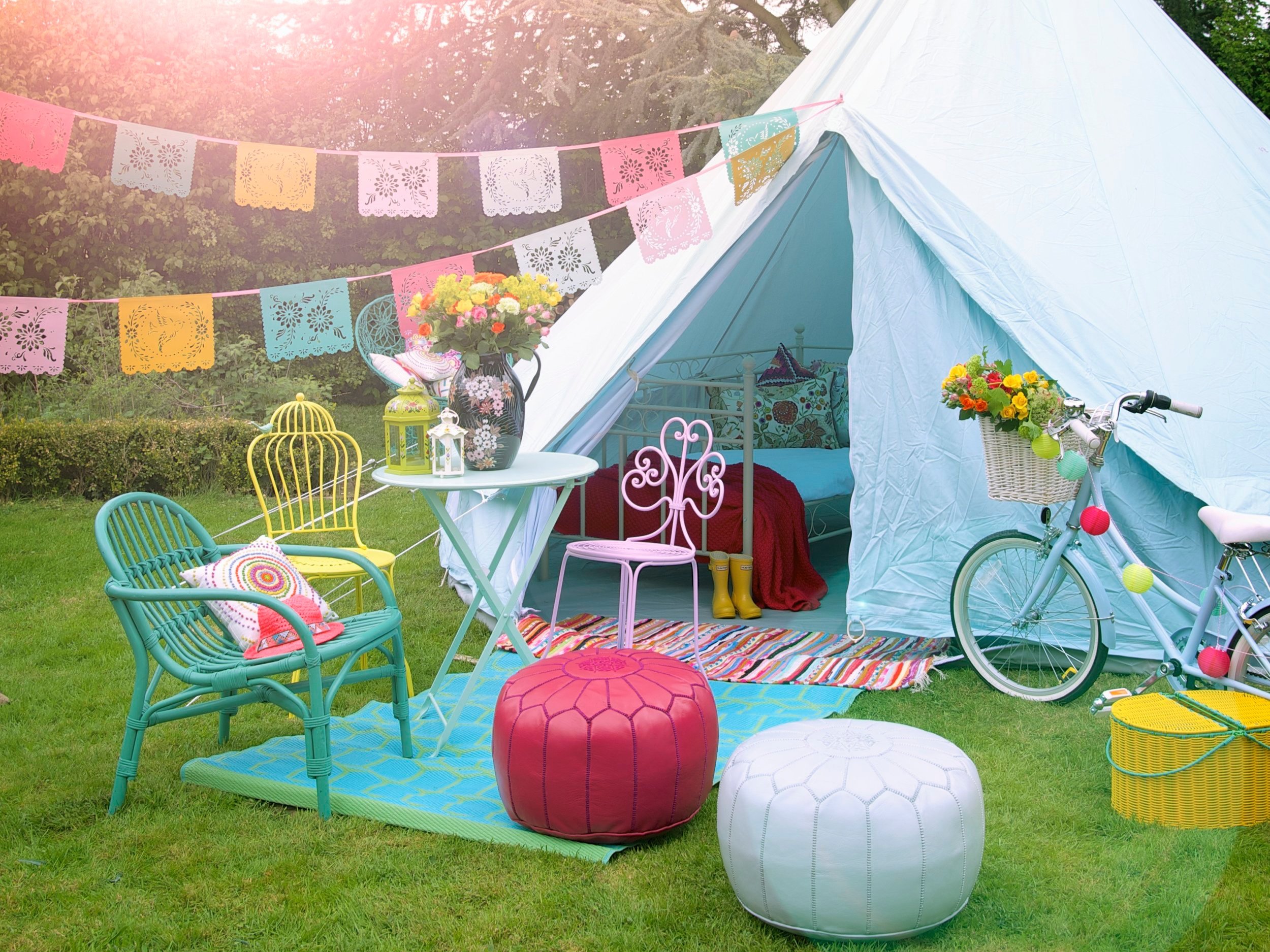 living4media_11321804_HiRes_Party_atmosphere_in_garden_seating_area_with_colourful_seats_in_front_of_tent_decorated_with_bunting.jpg