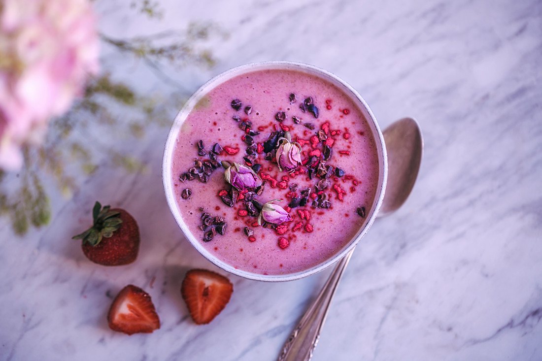 StockFood_12530770_Layout_Strawberry_smoothie_bowl_topped_with_cacao_nibs_raspberry_powder_and_rose_buds.jpg