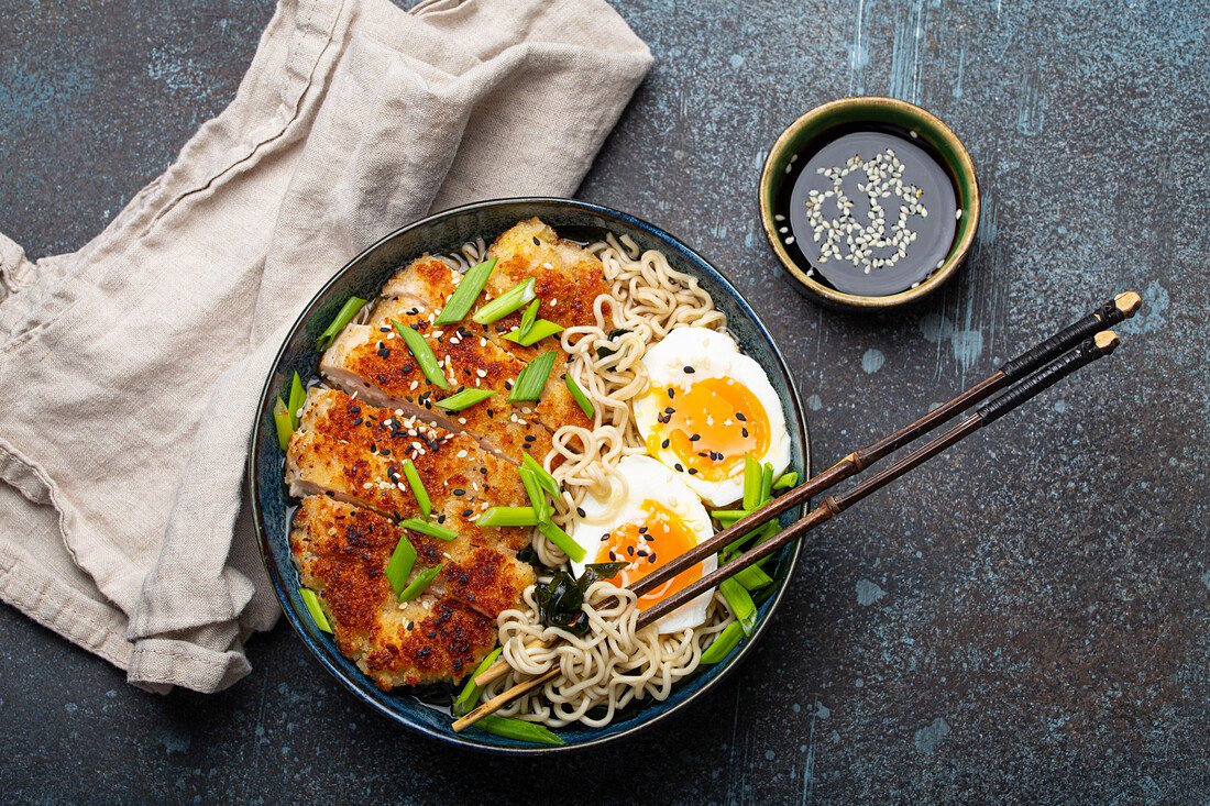 StockFood_13753062_Layout_Asian_noodles_ramen_soup_with_deep_fried_panko_chicken_fillet_and_boiled_eggs.jpg