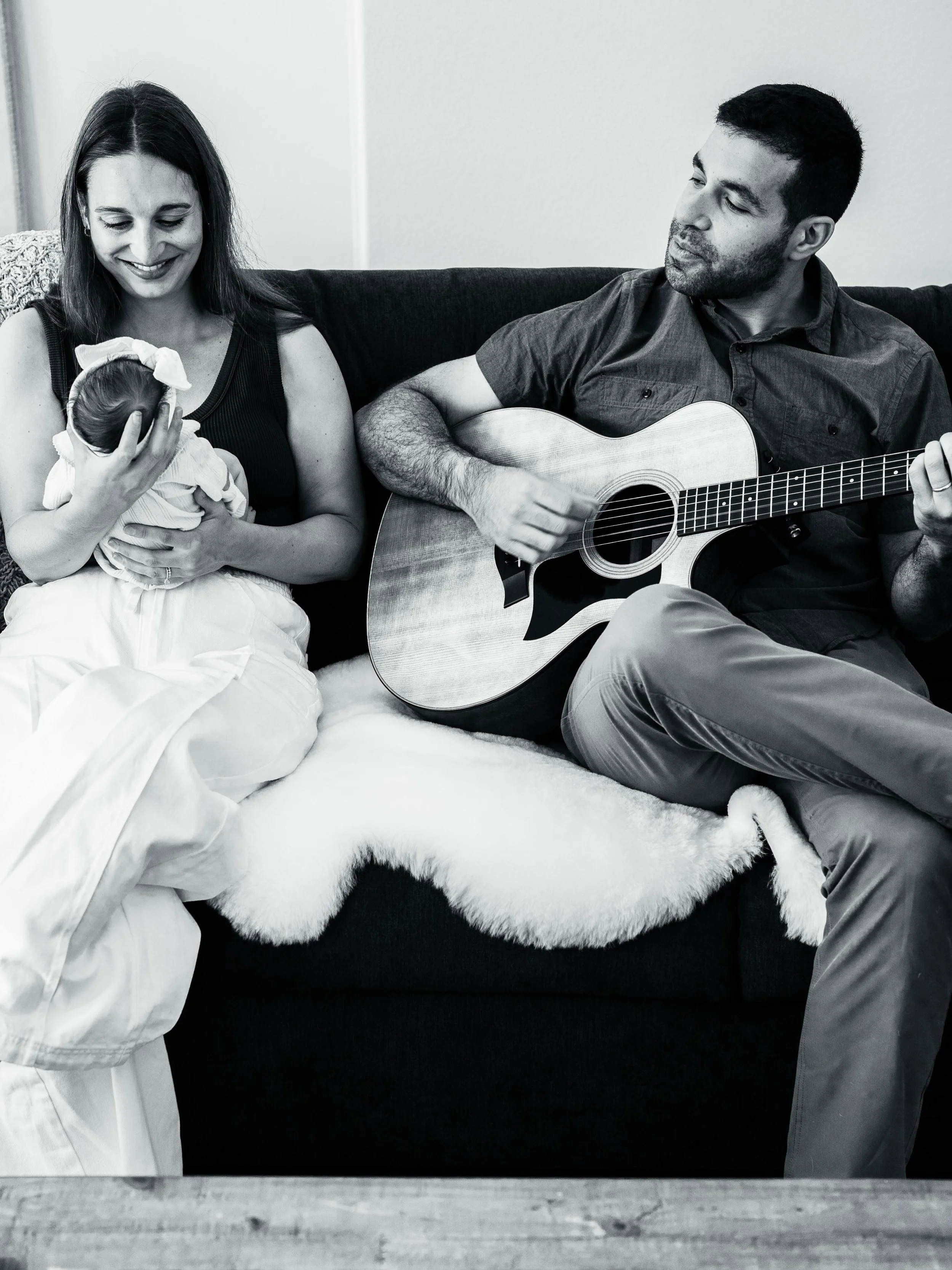 How lucky is little Zoe that she has a &ldquo;dada&rdquo; who will play guitar and sing to her for her whole life long? And the way he is looking at her &hellip; omg 🥹🤍

#familyphotography #slophotographer #maternity #motherhood #parenthood