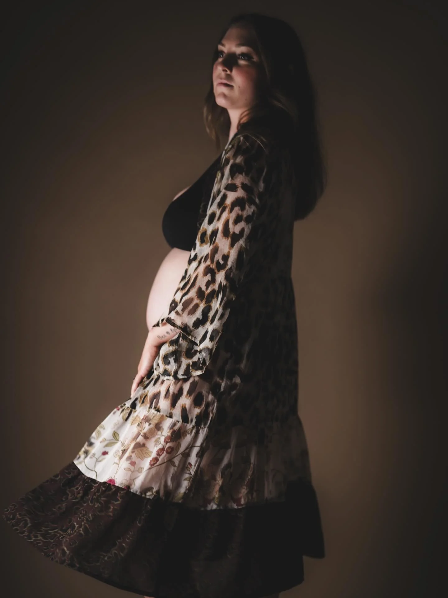 Love a moody mama studio session. How about you? I so enjoyed getting to shoot with this first-time mama. Thank you so much for allowing me to capture this sacred time for you 🖤🖤