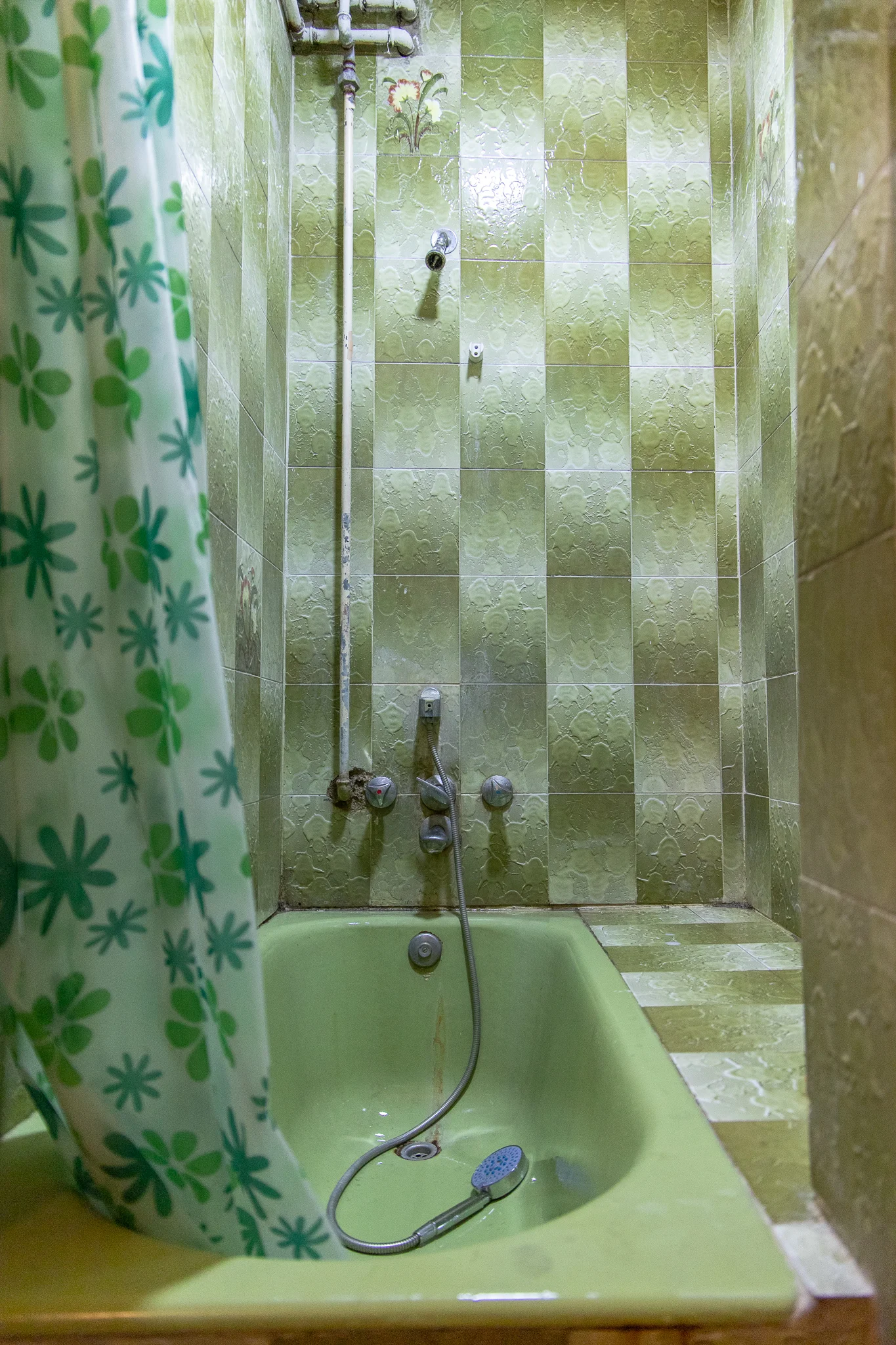 The green theme really works in the bathroom