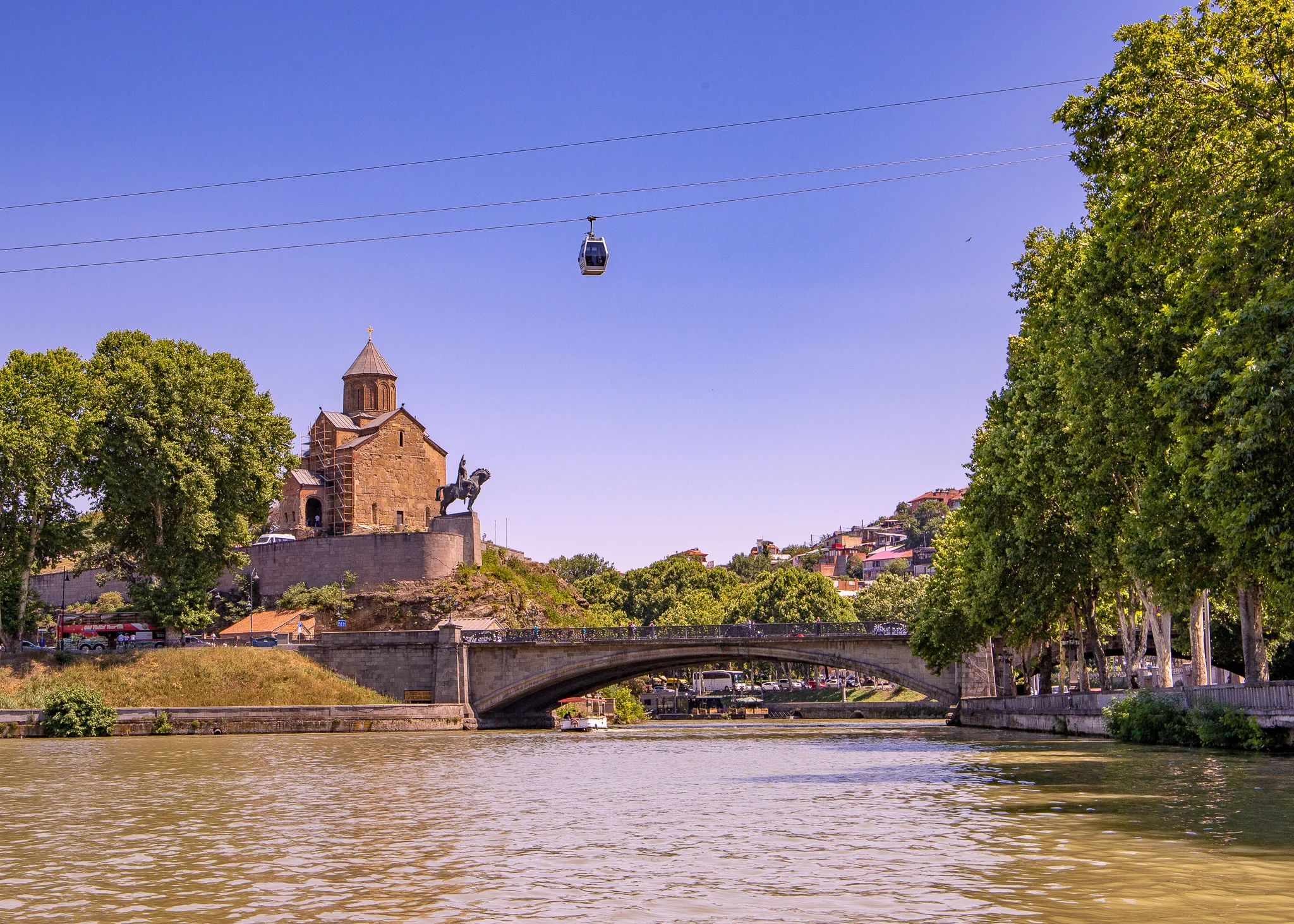 The cable car floating above the Mtkvari River