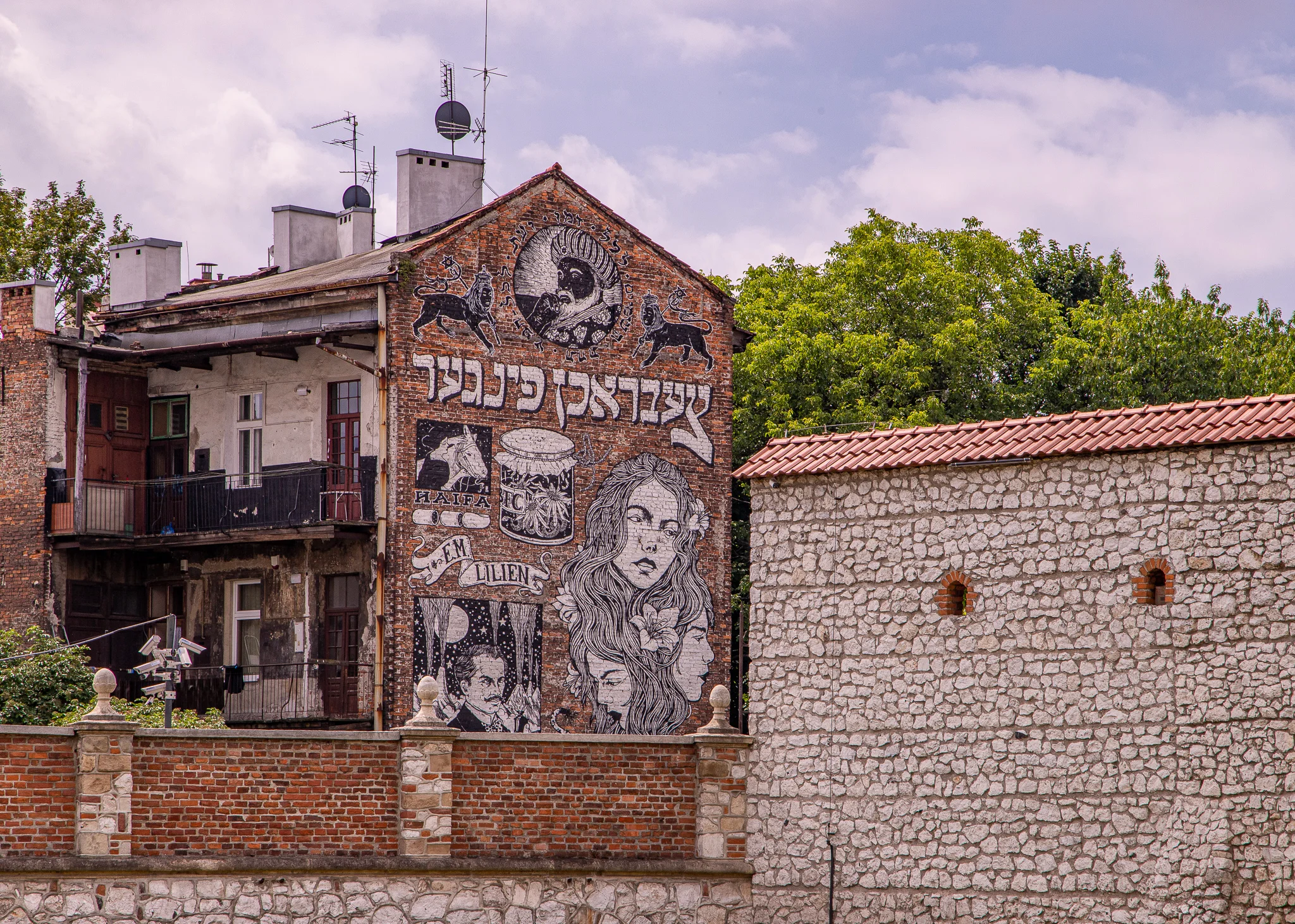 Mural just beind the Stara Synagogue