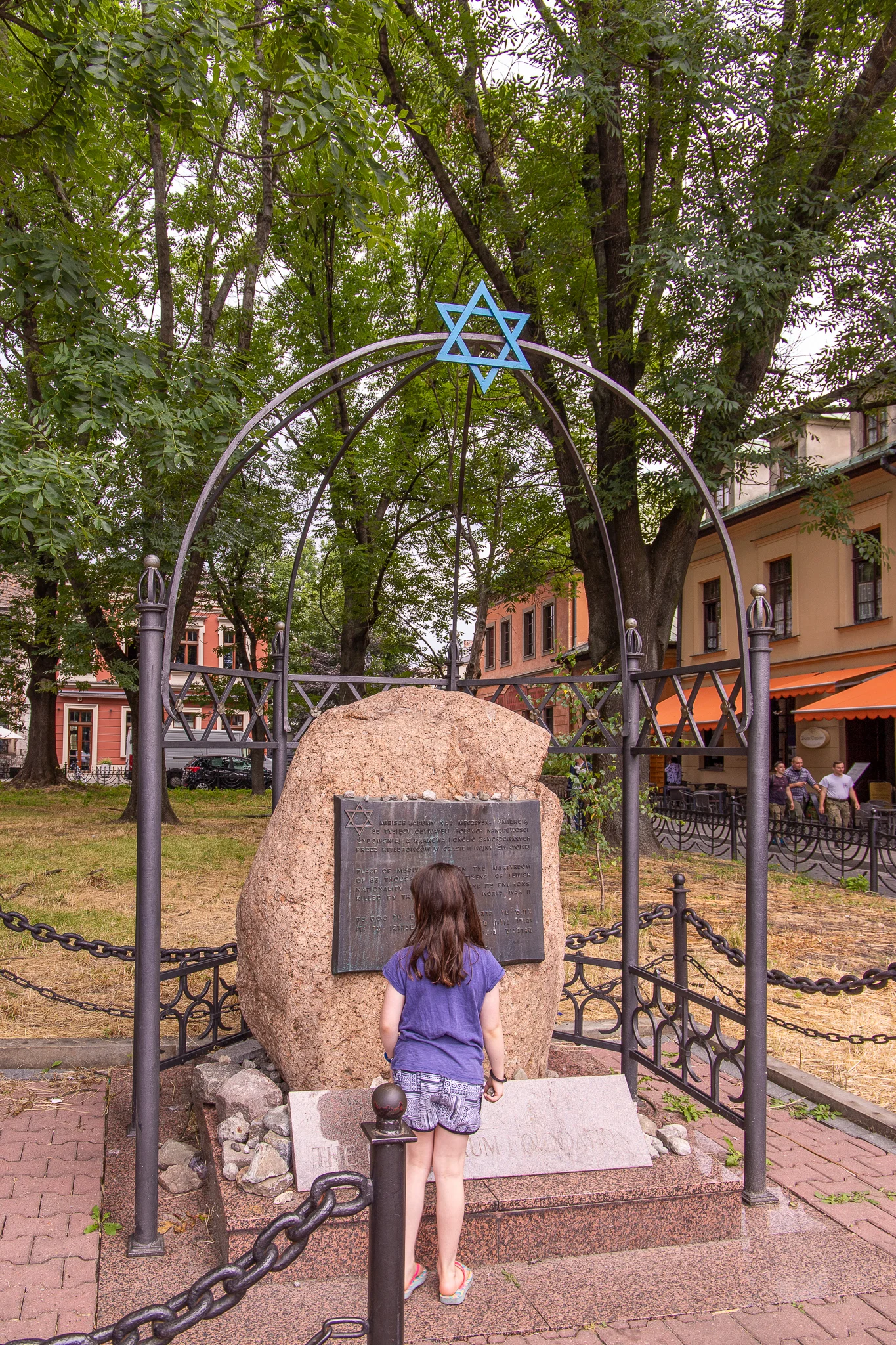 Emmy about to say a prayer for the Jewish people who used to reside in Kazimierz