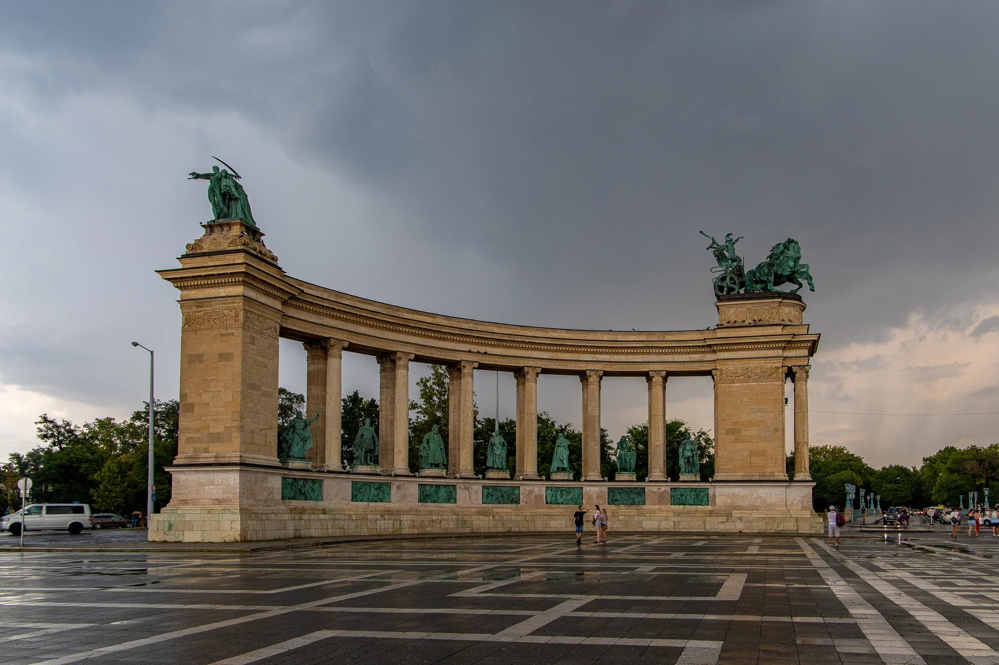 Left collonade with statues of Labour & Wealth and War atop