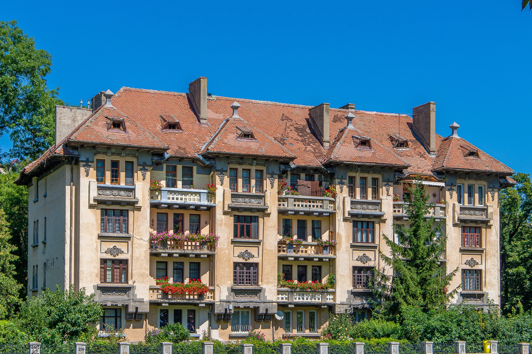 Building outside Parcul Gheorghe Dima